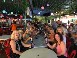 Malaysia - im China Garden sind WIR das Fotomotiv (wenn man gefragt wird: Can we take a picture?..merkt man, dass man sehr weit von zuhause entfernt ist)