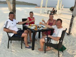 Langkawi - zum Abschluss ein paar Badetage am herrlichen Strand. Hier ein Frühstück mit Sekt im Sand