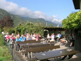 Radler schätzen auch immer eine gesellige Einkehr. bei bestem Wetter am Besten. 