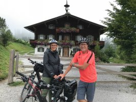 Wilder Kaiser Bergdoktor Radltour: Hinten die Arztpraxis aus der Filmserie