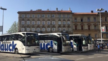 Viele reisen werden oftmals mit mehreren Bussen gleichzeitig durchgeführt.  