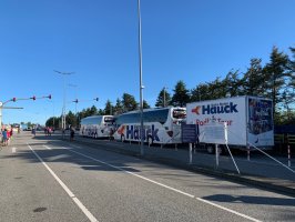 1 Bus Radltour - 1 Bus Busausflüge: Beide gehen hier auf den Autozug zur Überfahrt nach Sylt! 
