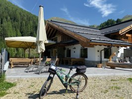 vor der Goldseehütte, jetzt Hotel Jochelius
